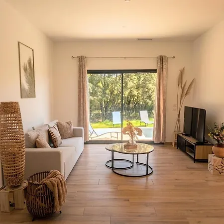 Villa Jardin D'adhemar , Piscine & Charme